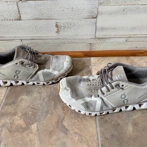 On Cloud Running shoes gray white womens 8 see flaw small hole